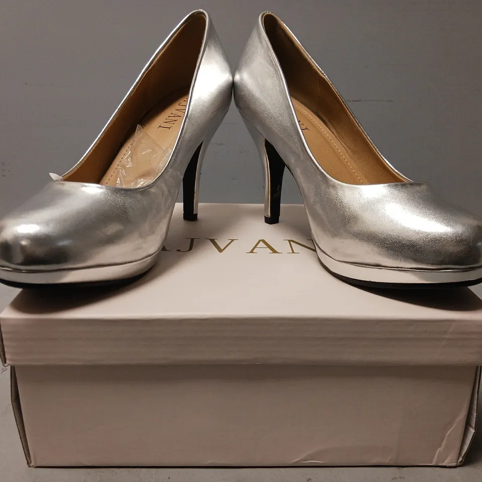 BOXED PAIR OF AJVANI CLOSED TOE HEELED SHOES IN METALLIC SILVER SIZE 6