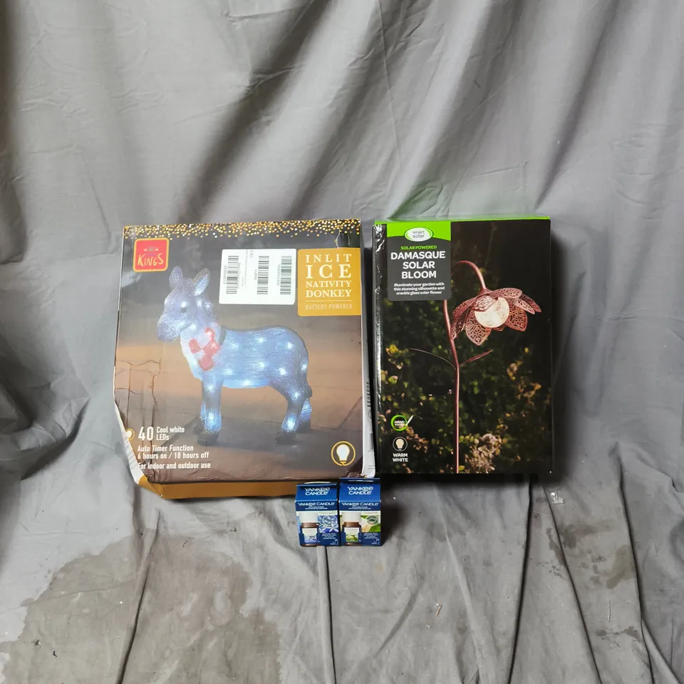 BOX OF APPROXIMATELY 12 ASSORTED ITEMS TO INCLUDE DAMASQUE SOLAR BLOOM, NATIVITY DONKEY LED, YANKEE CANDLE DIFFUSER BLEND ETC