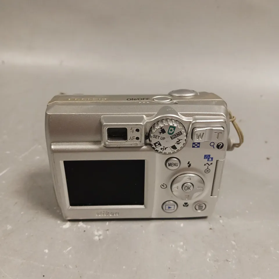 NIKON COOLPIX 4600 DIGITAL CAMERA 