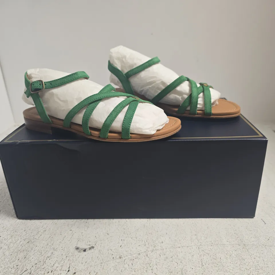 BOXED PAIR OF FAIRFAX & FAVOR WOMENS ST IVES SANDALS IN CLOVER GREEN SUEDE SIZE UK 4