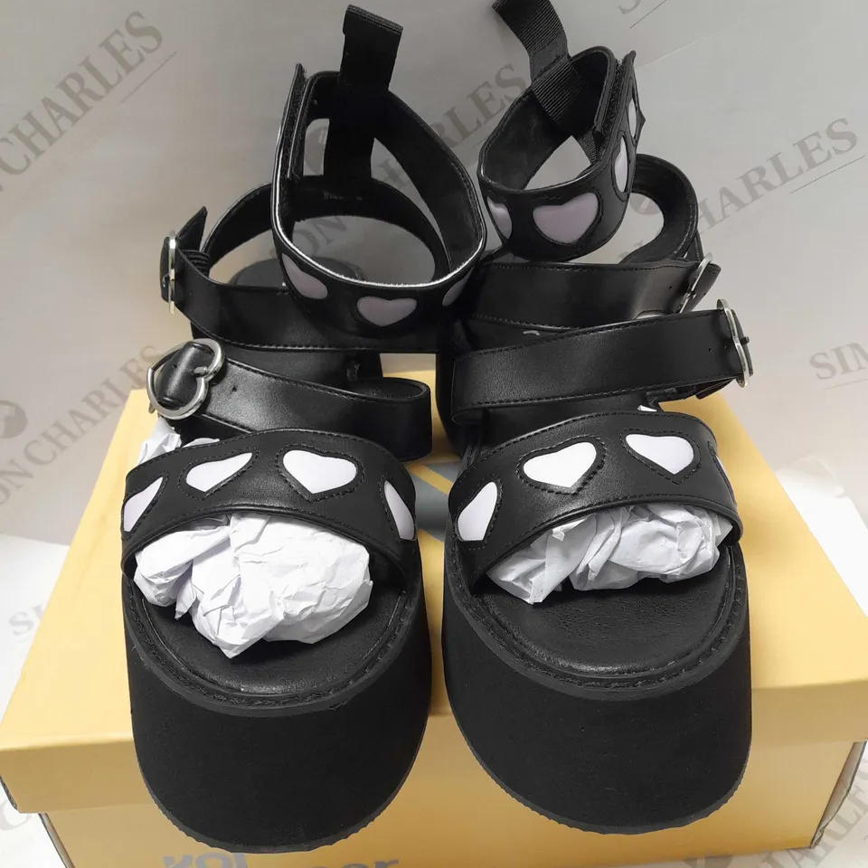 KOI LOVERGIRL FLATFORM HEART SANDALS, BLACK PU/LILAC - SIZE 9