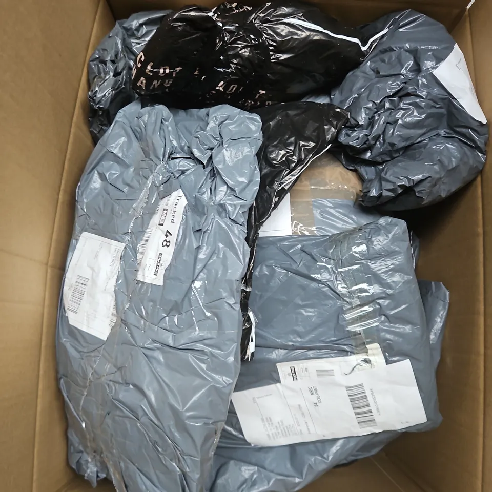 APPROXIMATELY 20 ASSORTED CLOTHING ITEMS IN VARIOUS STYLES AND SIZES 