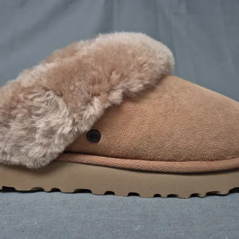 BOXED PAIR OF UGG WOMEN'S CLASSIC SLIPPER II IN CHESTNUT UK SIZE 4