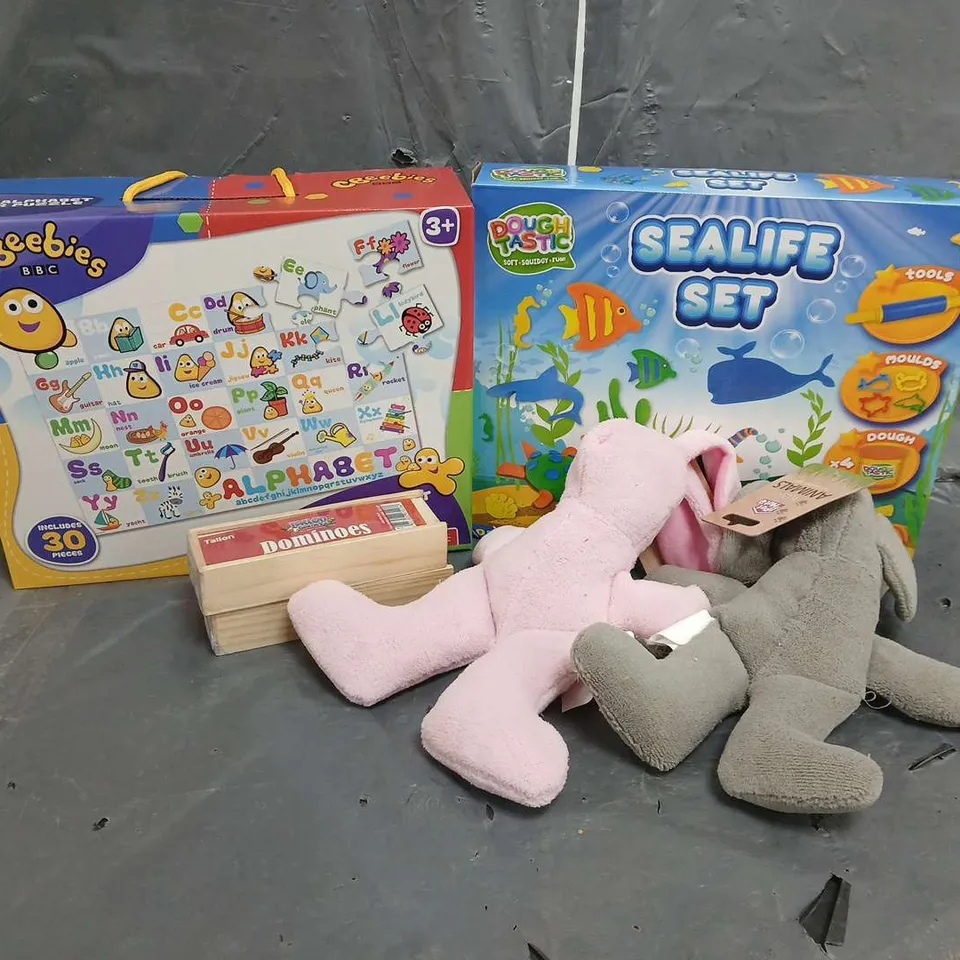 APPROXIMATELY 20 ASSORTED TOYS TO INCLUDE CBEEBIES GIANT ALPHABET FLOOR PUZZLE, DOUGHTASTIC SEALIFE SET, DOMINOES SET, PET HUT PLUSH ANIMAL