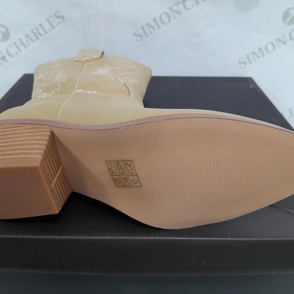 BOXED PAIR OF FAUX LEATHER POINTED STITCH DETAILING CALF WESTERN BOOTS IN BEIGE - SIZE 4