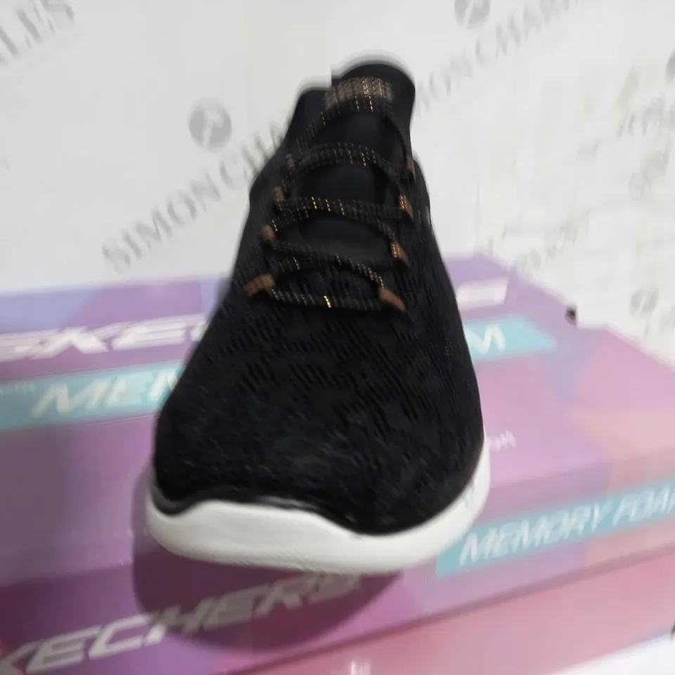 BOXED PAIR OF SKECHERS MEMORY FOAM TRAINERS IN BLACK UK SIZE 5.5