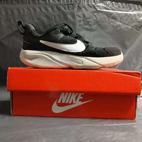 BOXED PAIR OF NIKE KID'S SHOES IN BLACK/WHITE SIZE UK 9.5