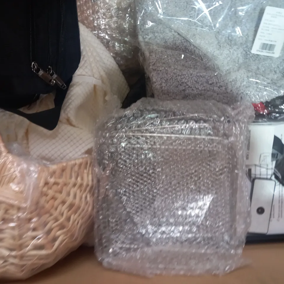 BOX OF APPROXIMATELY 15 ASSORTED HOUSEHOLD ITEMS TO INCLUDE QUICKSAND PAINTING, DECORATIVE FLORAL WREATH, 50PCS STEEL TENT PEGS, ETC