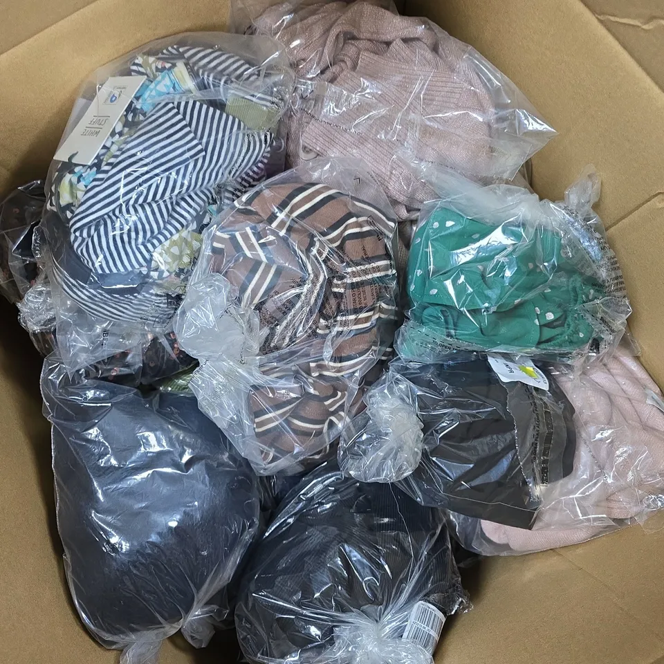 APPROXIMATELY 20 ASSORTED CLOTHING ITEMS IN VARIOUS SIZES, COLOURS & STYLES TO INCLUDE BRANDS SUCH AS WHITE STUFF, BEN DE LISI, RUTH LANGSFORD, ETC - COLLECTION ONLY
