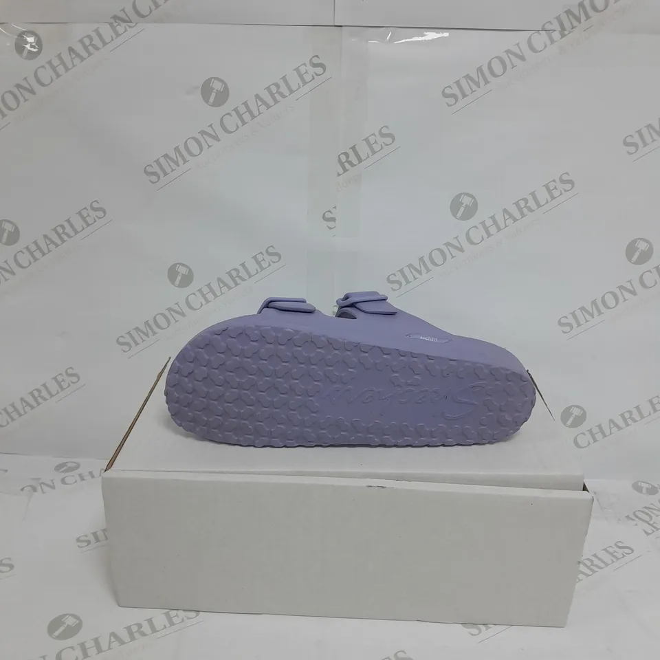 BOXED PAIR OF SKECHERS ARCH FIT FOAMIES SLIDE SANDALS IN LAVENDER SIZE 6