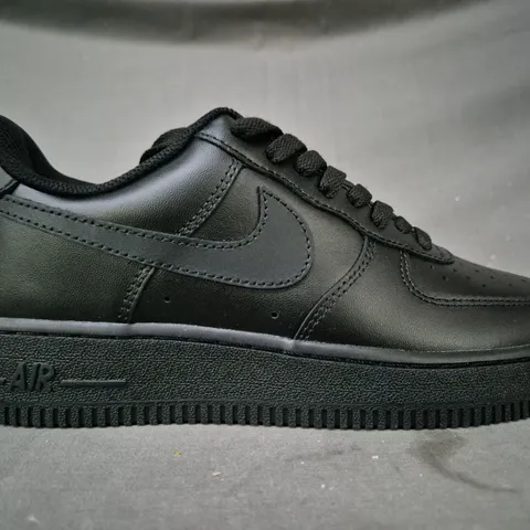 BOXED PAIR OF NIKE AIR FORCE 1 '07 SHOES IN BLACK UK SIZE 6