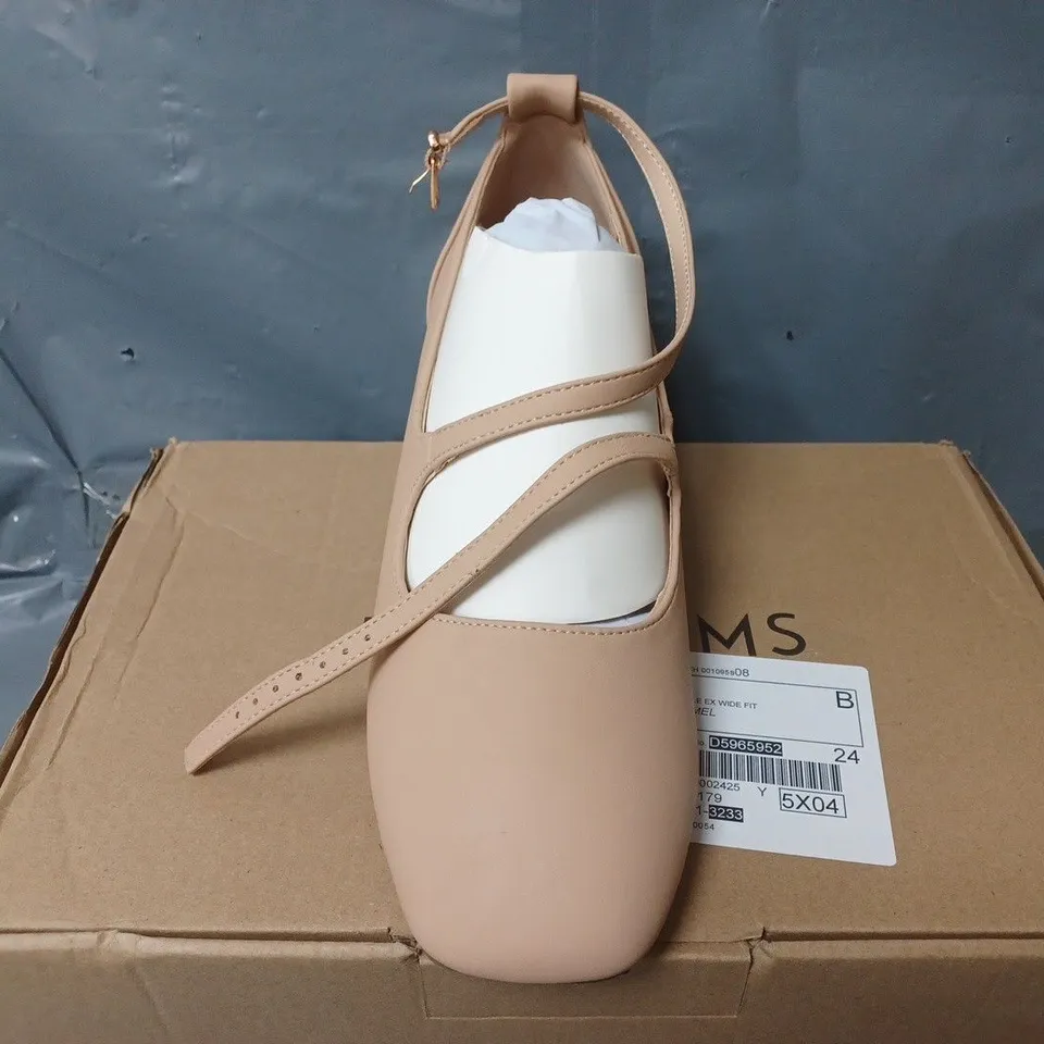 BOXED PAIR OF JD WILLIAMS HEELED BUCKLE SHOES IN CAMEL - UK 6 EX WIDE