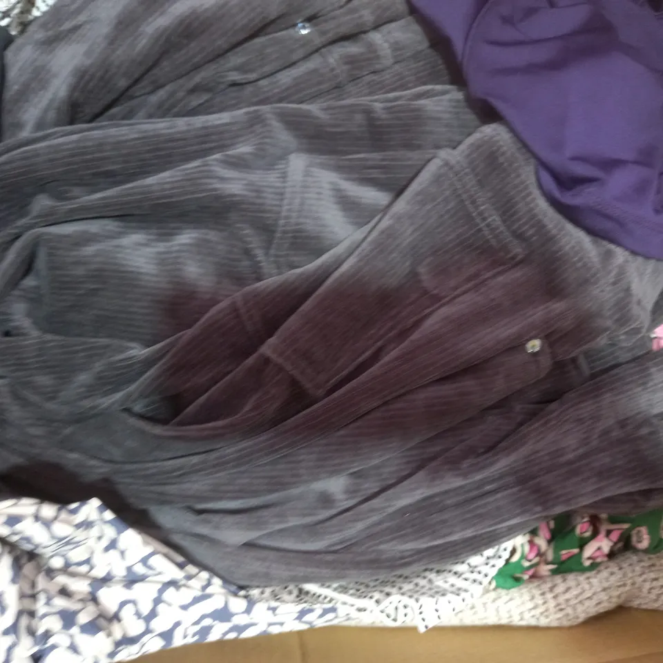 BOX OF APPROXIMATELY 15 ASSORTED CLOTHING AND FASHION ITEMS IN VARIOUS STYLES AND SIZES TO INCLUDE PHASE EIGHT, JULIEN MACDONALD, QUACKER FACTORY, ETC