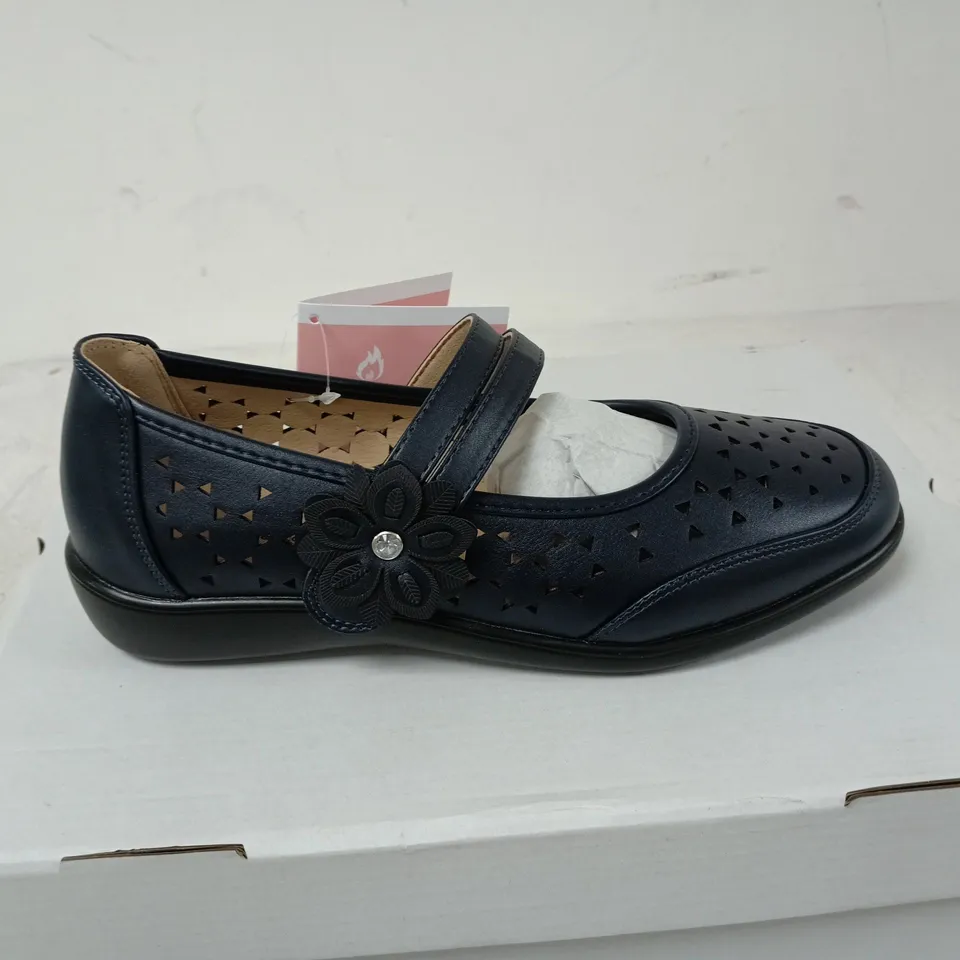 PAIR OF DR LIGHTFOOT BLUE STRAPPY SHOES - 6