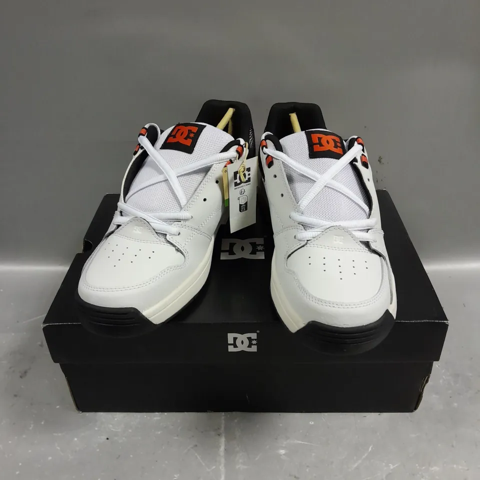 BOXED PAIR OF DC MENS VERSATILE TRAINERS - 8.5