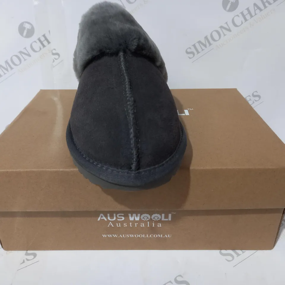 BOXED PAIR OF AUS WOOLI SYDNEY SLIPPERS IN GREY UK SIZE 7