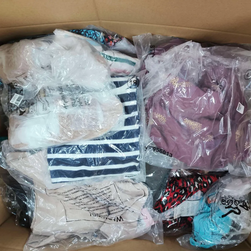APPROXIMATELY 30 ASSORTED CLOTHING ITEMS IN VARIOUS SIZES, STYLES & COLOURS TO INCLUDE BRANDS SUCH AS LA MAREY, PURE & NATURAL, REGATTA, ETC - COLLECTION ONLY