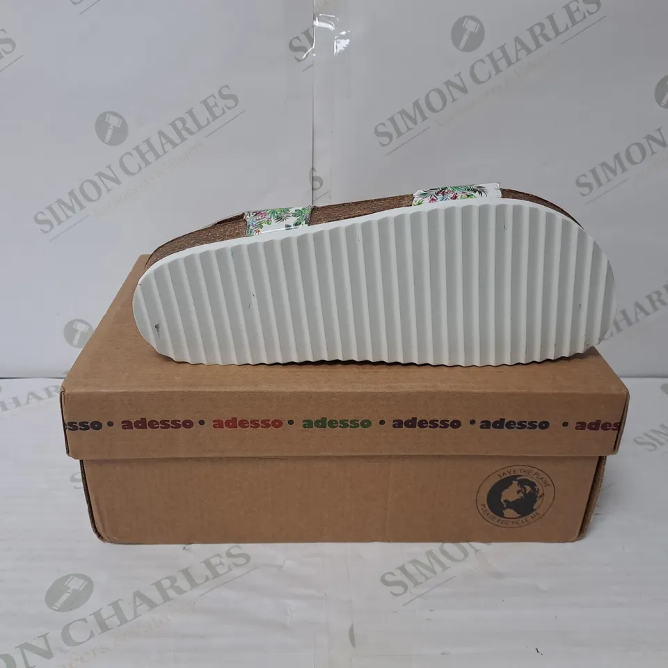 BOXED PAIR OF ADESSO TAMMY ADJUSTABLE FOOTBED SANDALS IN TROPICAL SIZE 6