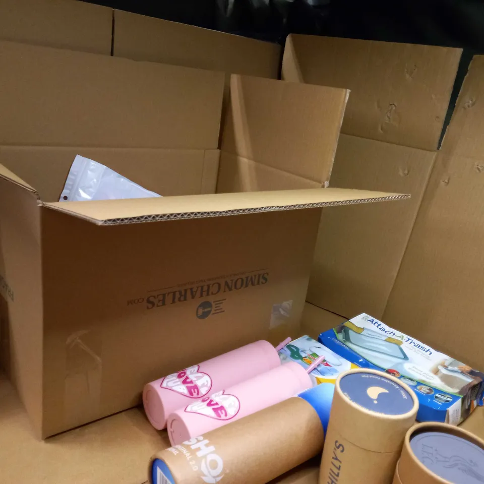 LOT OF APPROX 15 ASSORTED COOKWARE/KITCHEN RELATED ITEMS TO INCLUDE: PACKAGED FOOD MASHER, FLASKS/DRINKING BOTTLES, CLEAR LUNCH BOX