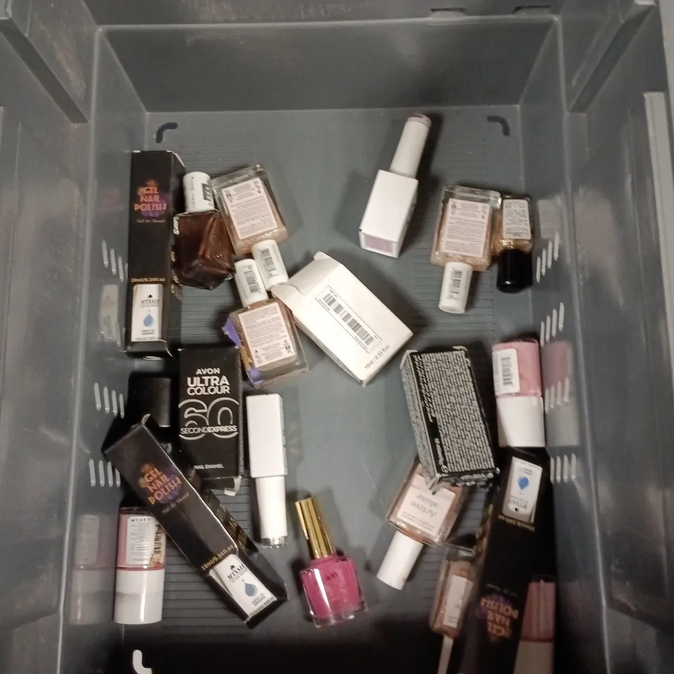 APPROXIMATELY 20 BOTTLES OF NAIL VARNISH TO INCLUDE ESSIE, AVON ULTRA COLOUR AND MANICURIST