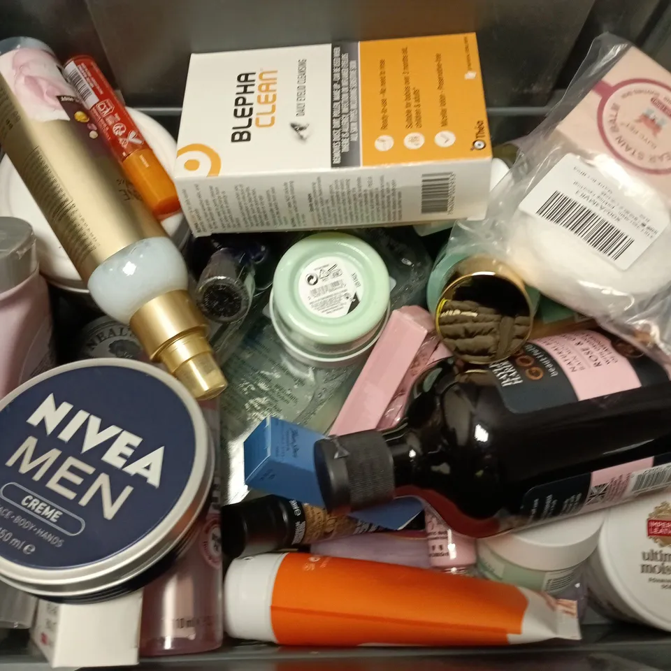 APPROXIMATELY 15 ASSORTED COSMETICS ITEMS TO INCLUDE SOAP & GLORY FRAGRANCE, GARNIER SMOOTH & SHINE CONDITIONER, BAYLIS & HARDING BATH SOAK, ETC