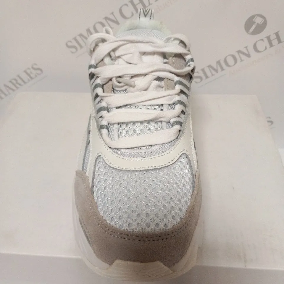 BOXED UMBRO NEPTUNE WOMENS WHITE SIZE 4