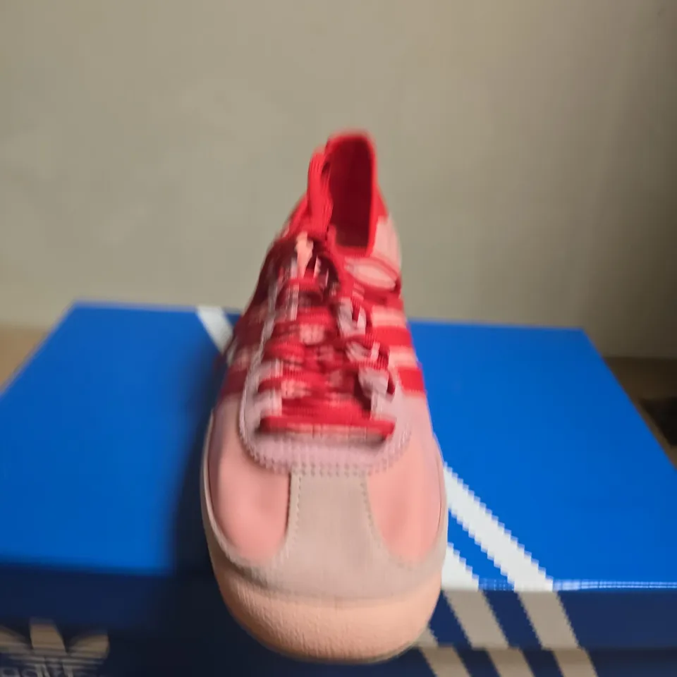 BOXED PAIR OF WOMENS ADIDAS TRAINERS - SIZE 7.5