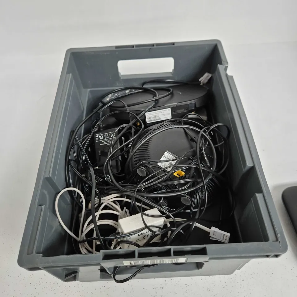 TOTE OF APPROXIMATELY 7 ASSORTED ITEMS TO INCLUDE : BT ROUTER