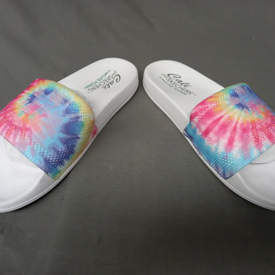 BOXED PAIR OF SKECHERS CALI TIE DYE SANDALS IN MULTI SIZE 7