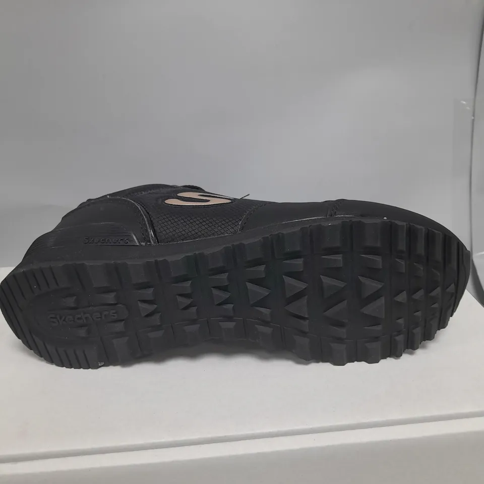 BOXED PAIR OF SKECHERS TRAINERS BLACK SIZE 4 1/2