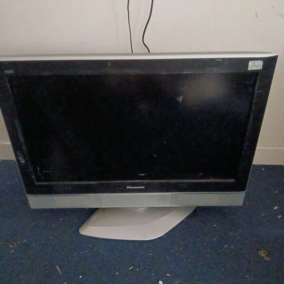 PANASONIC TX-32LXD52 LCD TV – DAMAGED SCREEN - COLLECTION ONLY