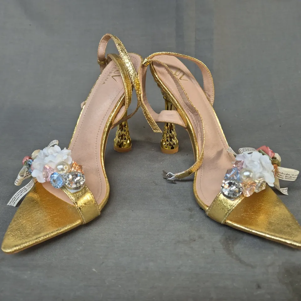 BOXED PAIR OF WEIBENA OPEN TOE HEELED SANDALS IN METALLIC GOLD W. FLORAL & GEM DETAIL EU SIZE 40