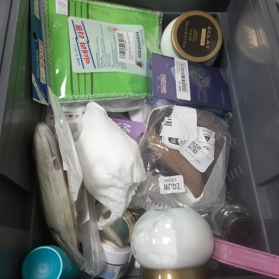 APPROXIMATELY 20 ASSORTED COSMETIC PRODUCTS TO INCLUDE TROPIC BUTTERCREAM, PERFUMED BODY CREAM AND SANGUINE SCISSORS ETC