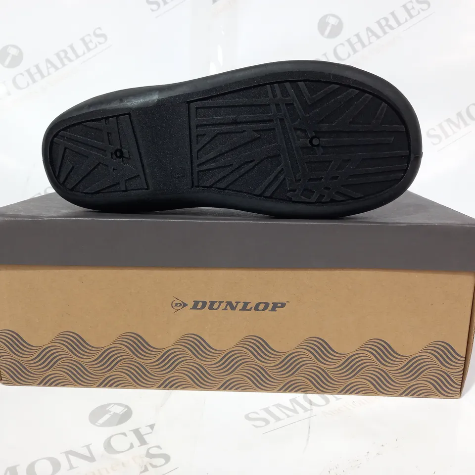 BOXED PAIR OF DUNLOP SLIPPERS IN PURPLE UK SIZE 4