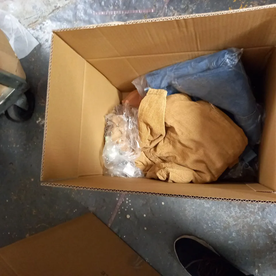 BOX OF APROXIMATELY 10 ASSORTED JEANS TO INCLUDE A PAIR OF DEMIN JEANS, A PAIR OF 3 QUARTER LENGH KAKHI TROUSERS AND A PAIR OF SLIM FIT JEANS