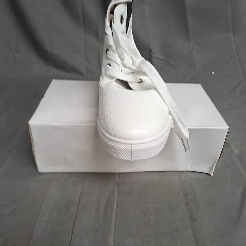 BOXED LOT OF APPROX. 10 PAIRS OF WHITE LACE UP BOOTS 
