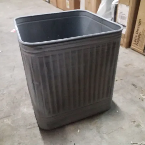 IVYLINE OUTDOOR HAMPTON SQUARE GALVANISED METAL PLANTER 35×34CM 