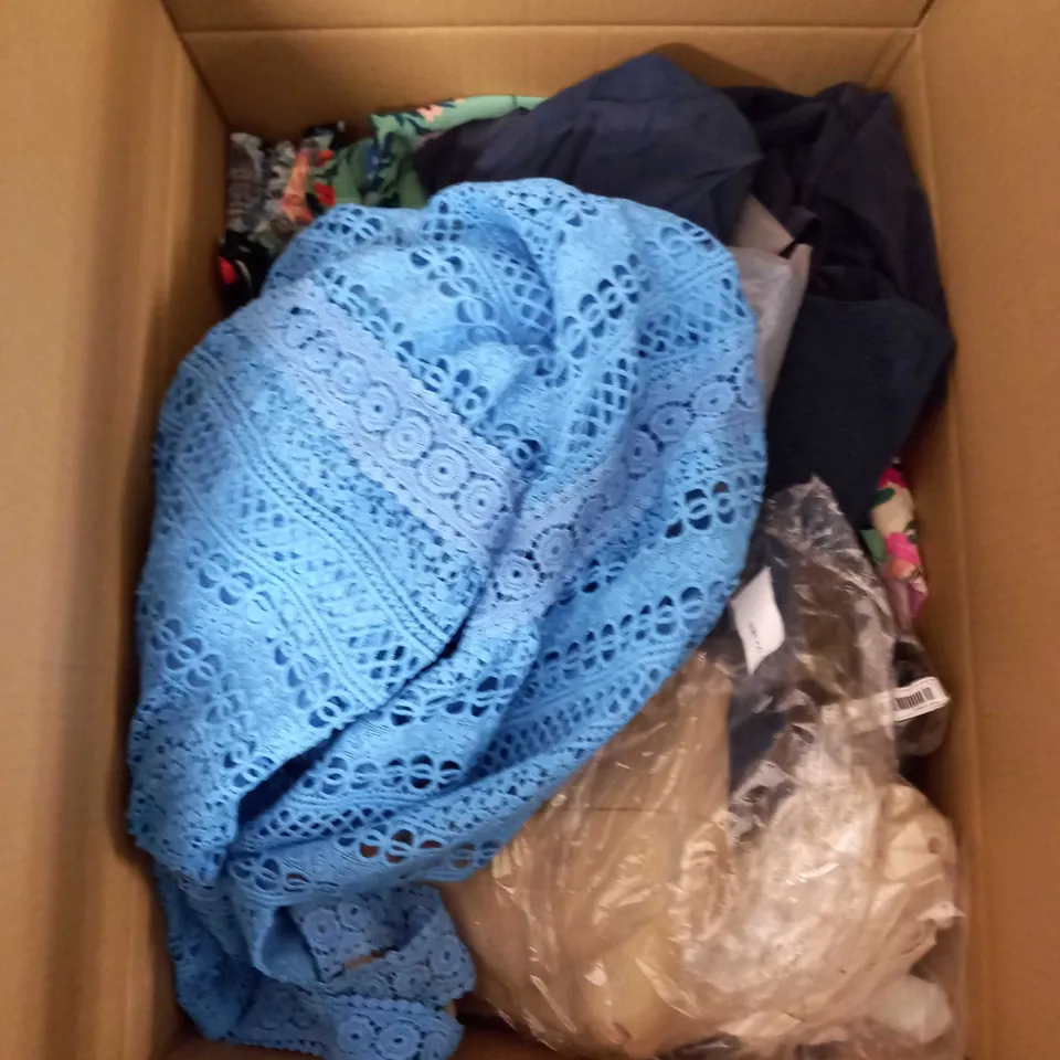 BOX OF APPROX 35 ASSORTED CLOTHING ITEMS TO INCLUDE - DRESSES, T-SHIRTS AND TROUSERS