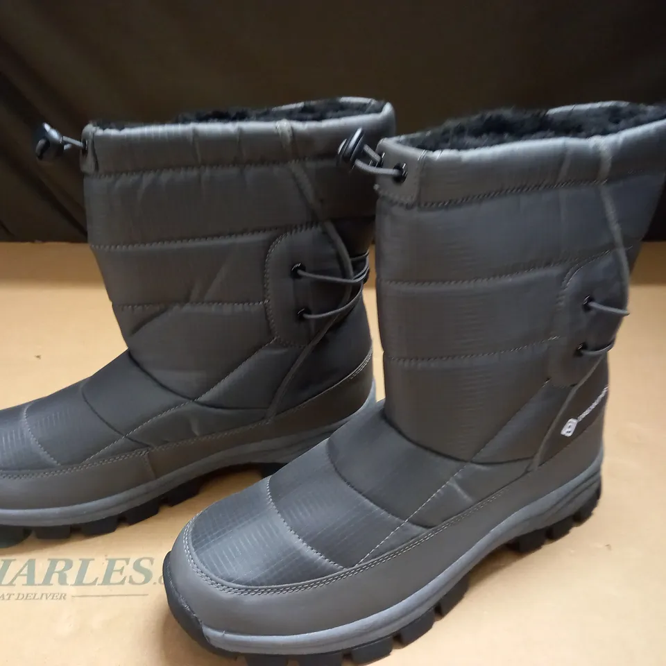 PAIR OF GREY DREAM PAIRS WATERPROOF BOOTS - UK 9