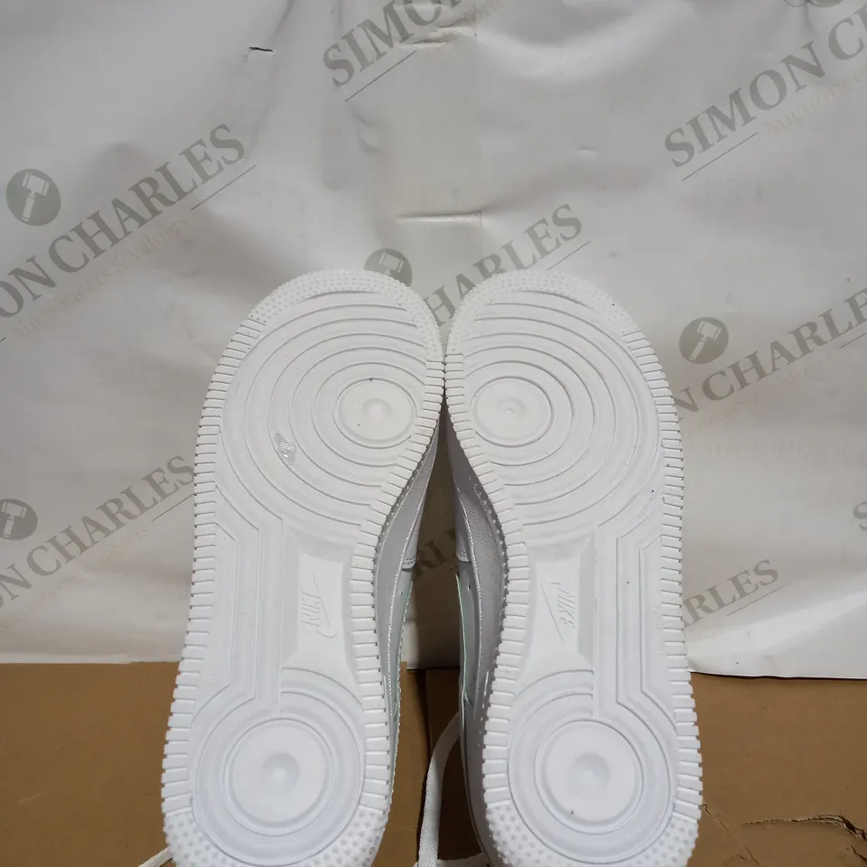BOXED PAIR OF NIKE AIR FORCE 1 IN WHITE SIZE 6