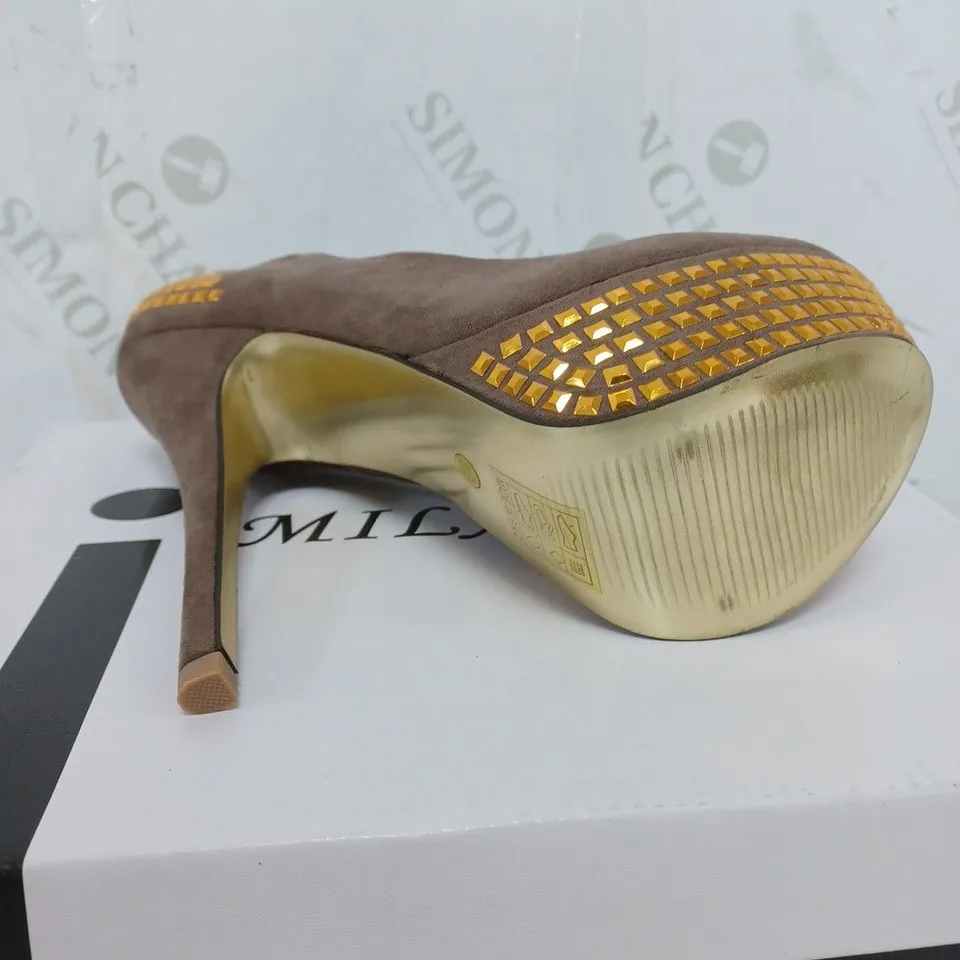 BOX OF APPROXIMATELY 10 KHAKI GEM HIGH HEELS 