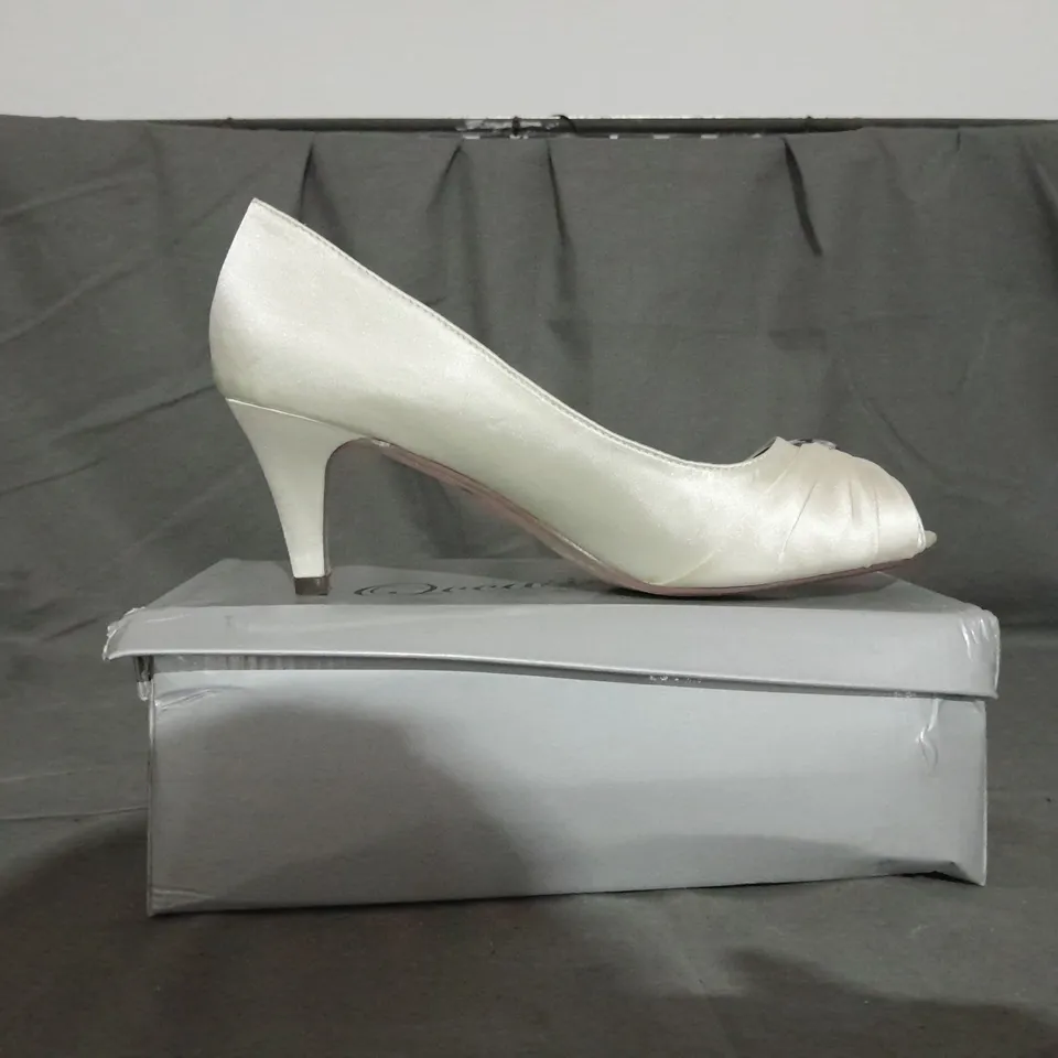 APPROXIMATELY 11 BOXED PAIR OF CASANDRA HEELED SHOES IN IVORY VARIOUS SIZES TO INCLUDE SIZE 8 