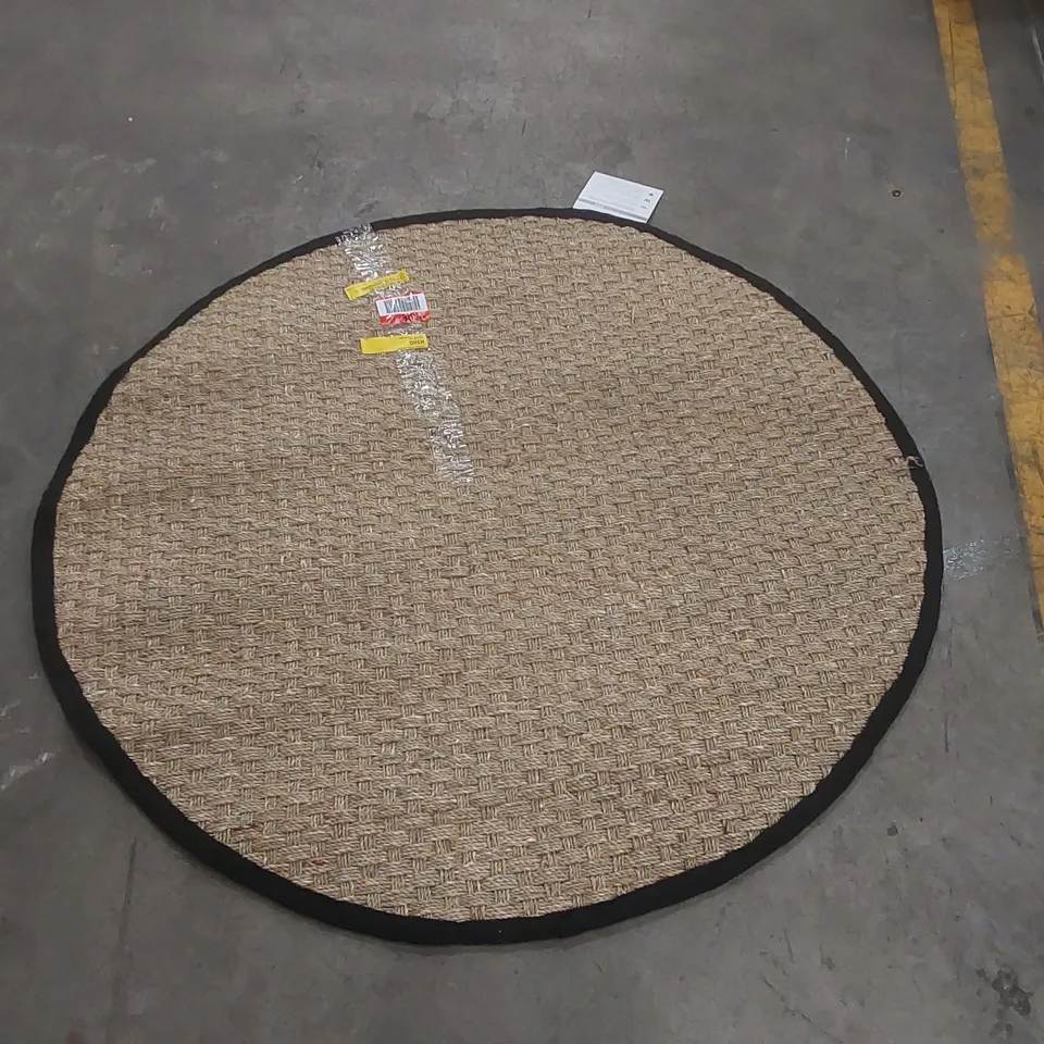 QUALITY DELAPENS HOOKED NATURAL/BLACK RUG - 4' x 4'