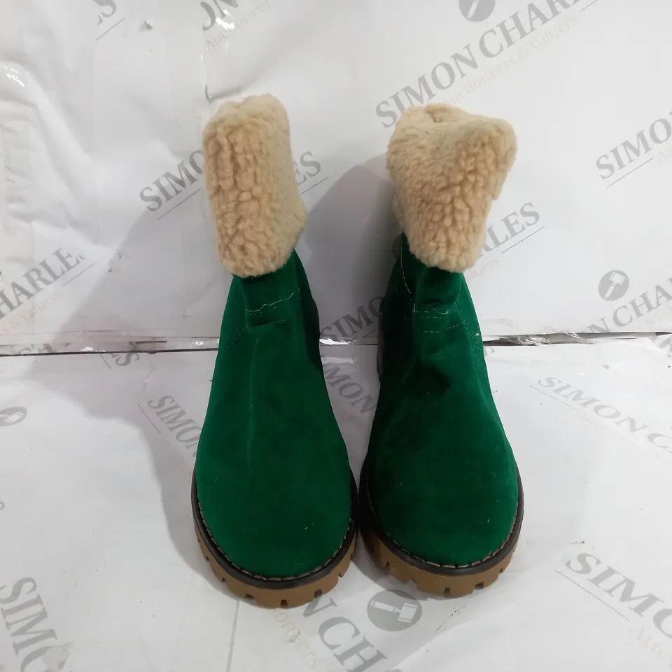 GREEN BOOTS WITH FUR LINING SIZE UNKNOWN