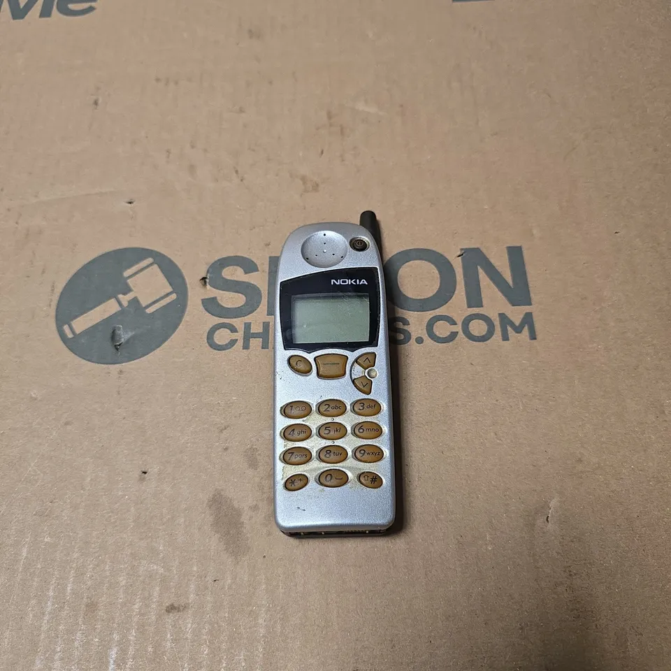 NOKIA 5110 VINTAGE PHONE SILVER/BLACK