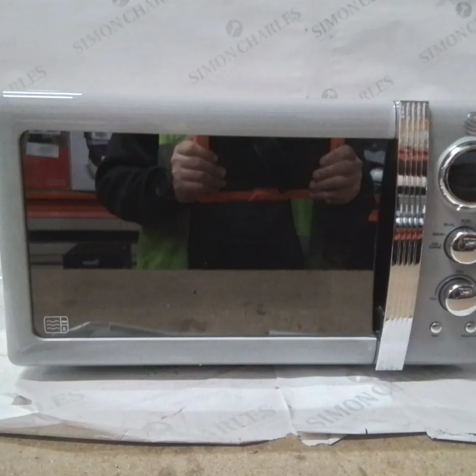 BOXED SWAN RETRO 800W MICROWAVE 