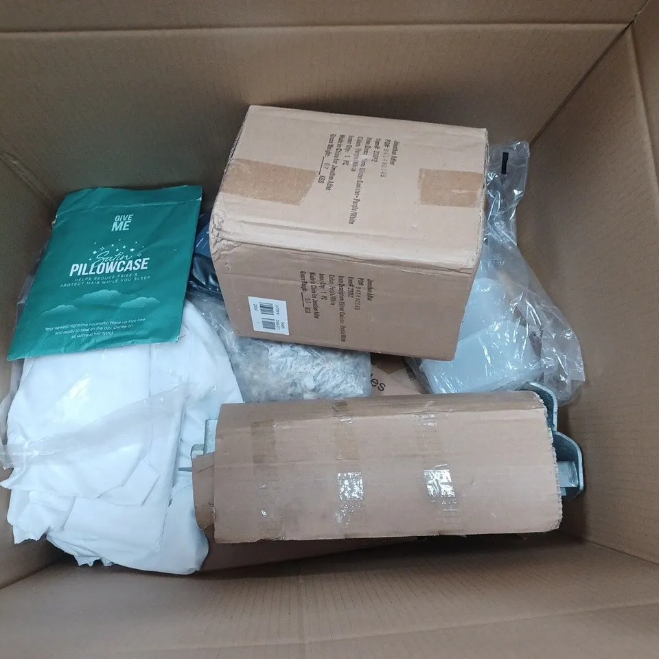 APPROXIMATELY 20 ASSORTED HOUSEHOLD ITEMS TO INCLUDE BABY POOL, TEA TOWELS AND CAT LITTER