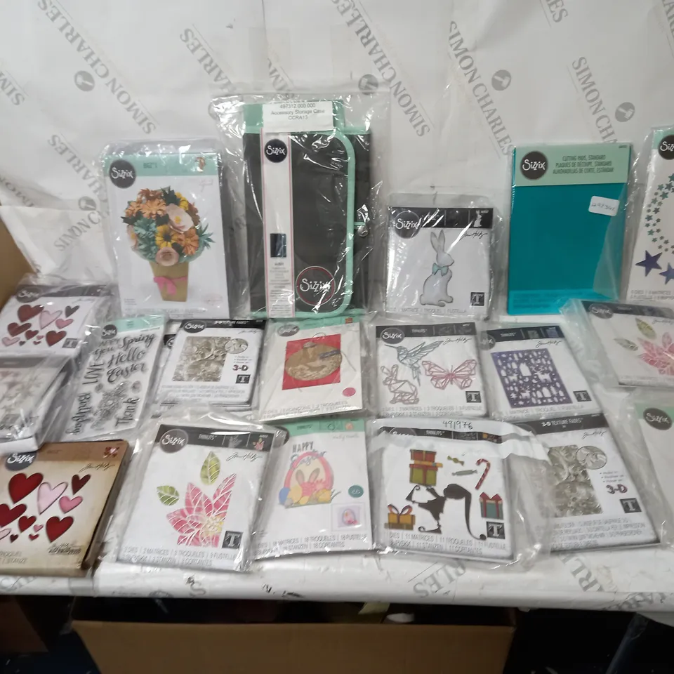BOX OF APPROX 20 ASSORTED SIZZIX CRAFT ITEMS TO INCLUDE ACCESSORY STORAGE BAG, CUTTING PADS, VARIOUS THINLITS, ETC. 