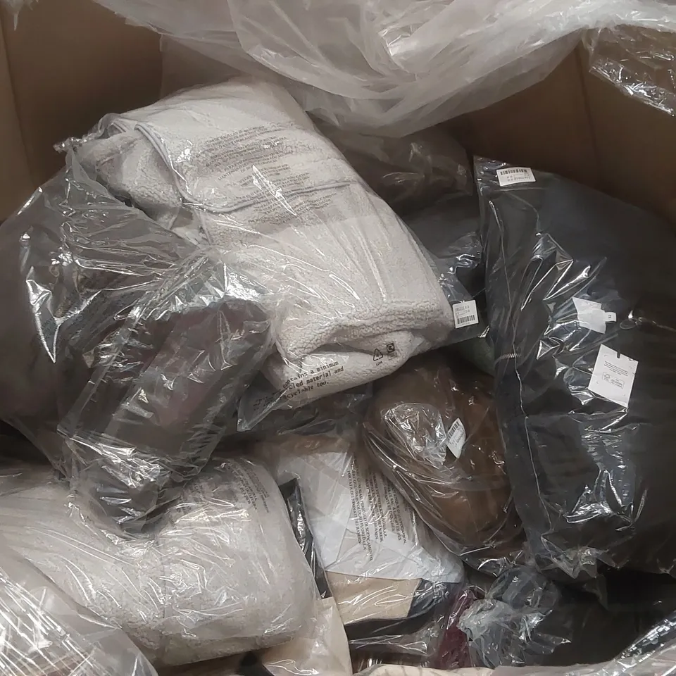 PALLET CONTAINING APPROXIMATELY 100x BRAND NEW ASSORTED DESIGNER CLOTHING ITEMS INCLUDING: SNOWDONIA COAT, JD WILLIAMS JACKET, SIMPLY BE JACKET ECT