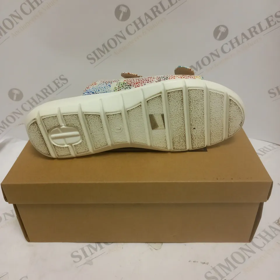 BOXED PAIR OF CUSHION WALK WHITE SANDALS - SIZE 7